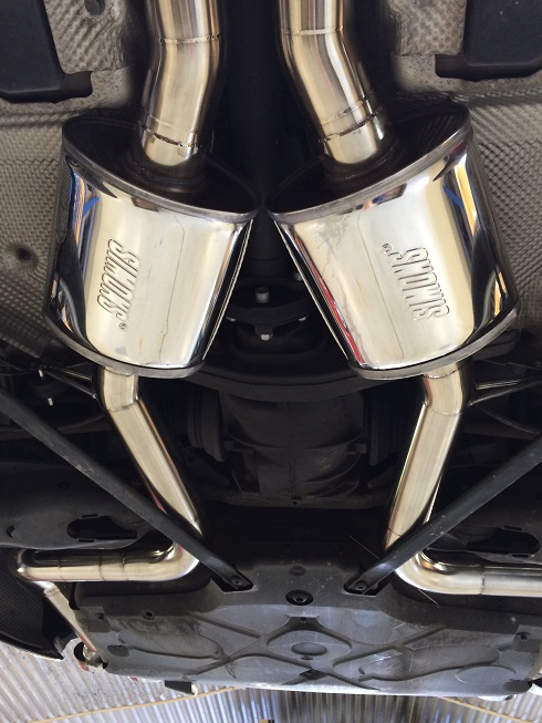 Simons Abgasrohre an einem Mercedes AMG V8 montiert